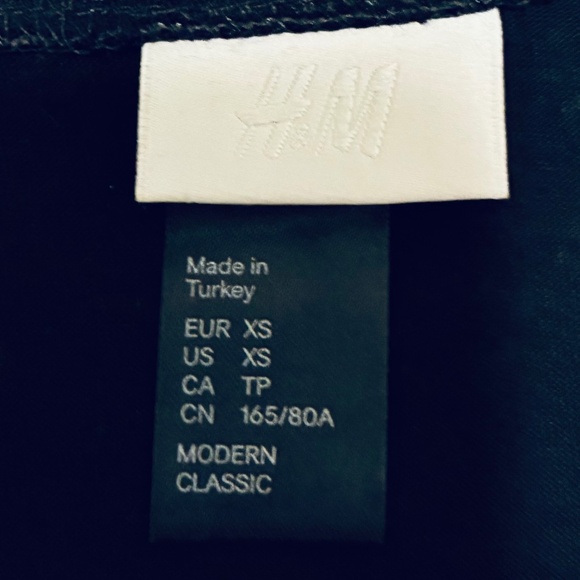 Sequin Trim-Neckline Capsleeve Shiry - Picture 4 of 8